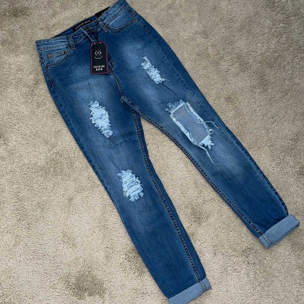 NWT Distresses High Waisted Jeans